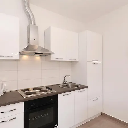 Lili Sa Privatnim Parkingom *