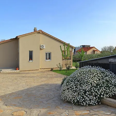 Lili Sa Privatnim Parkingom