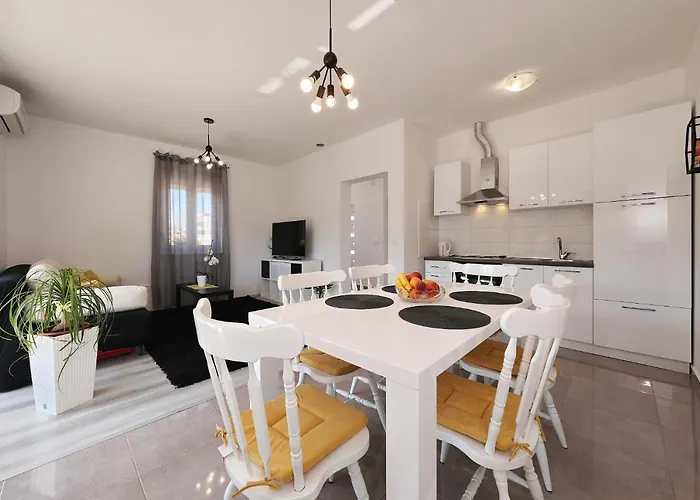 Lili Sa Privatnim Parkingom