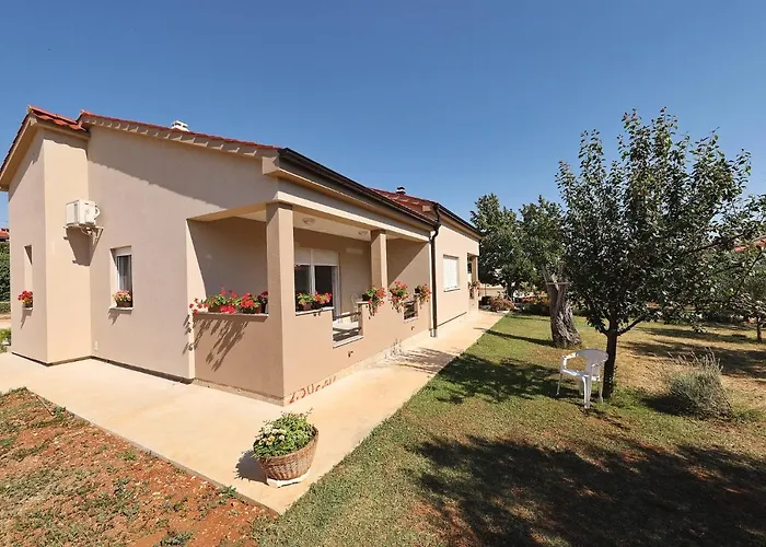 Lili Sa Privatnim Parkingom