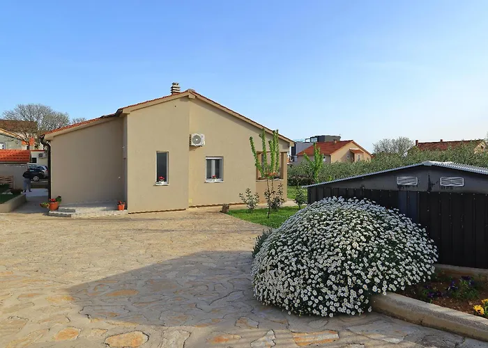 Lili Sa Privatnim Parkingom